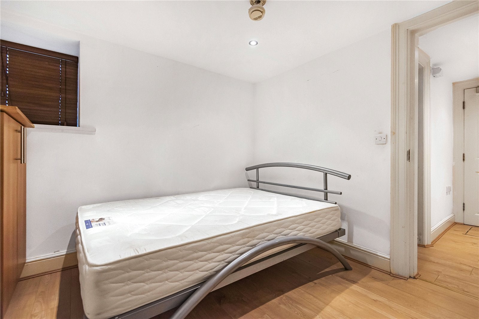 Flat Broadhurst Gardens in Greater London