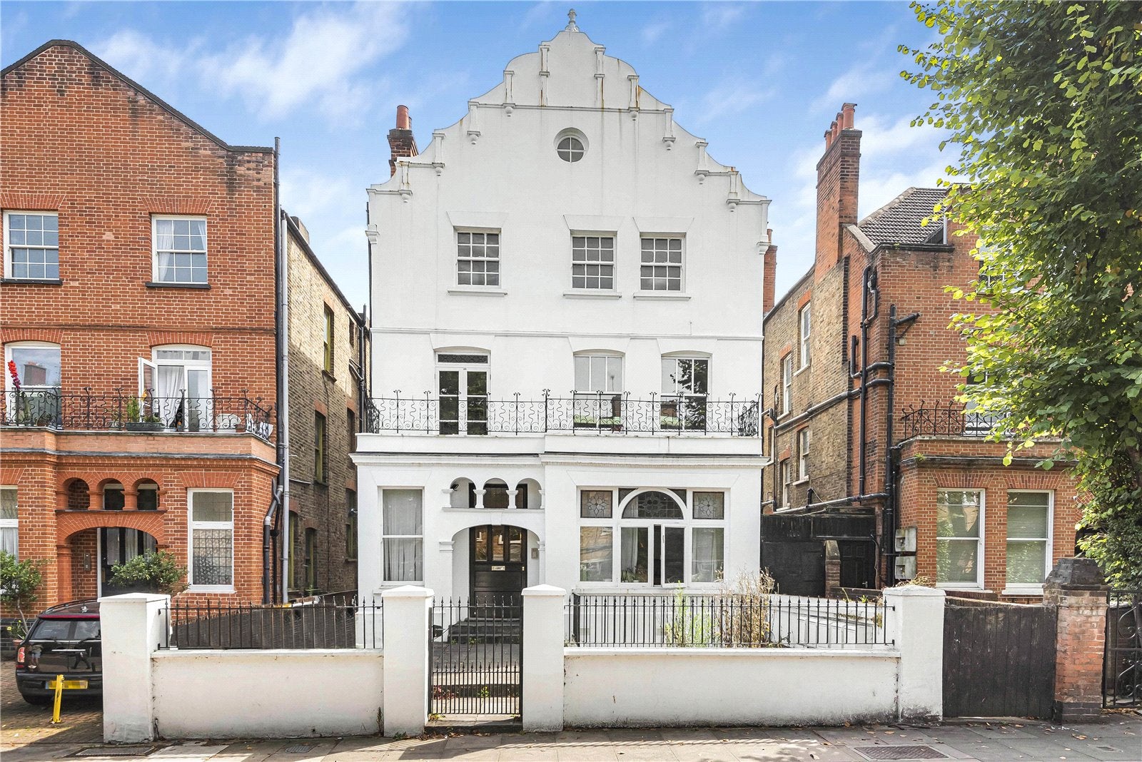 Flat Broadhurst Gardens in Greater London