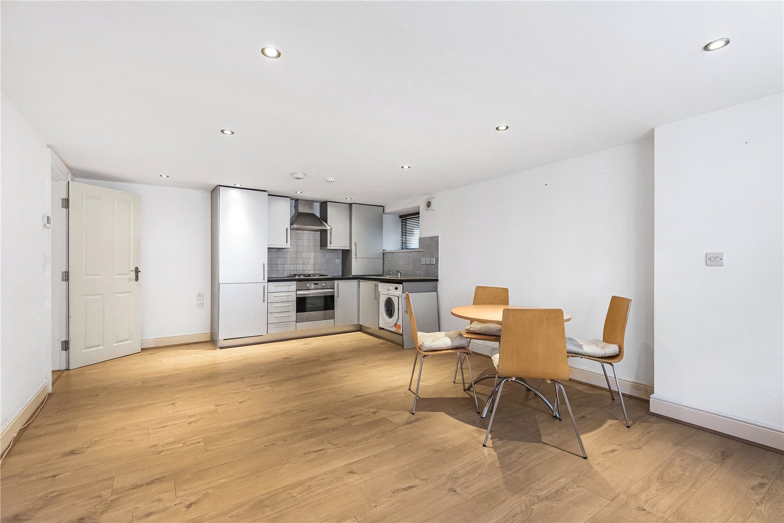 Flat Broadhurst Gardens in Greater London
