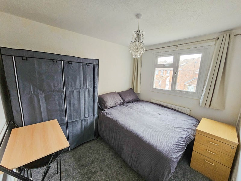 Room Berrymeade Walk in Crawley