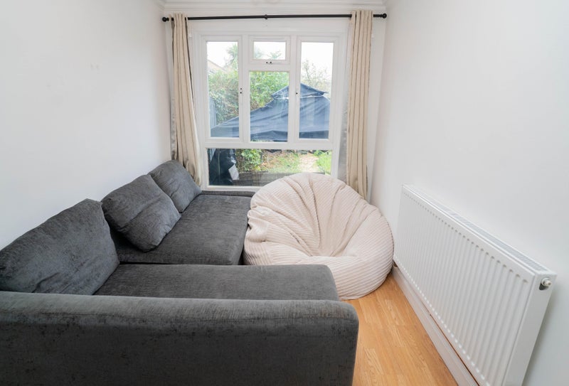 Room Berrymeade Walk in Crawley