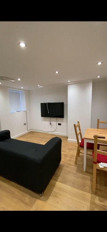 Room Ash Road in Leeds