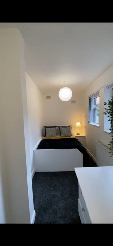 Room Ash Road in Leeds