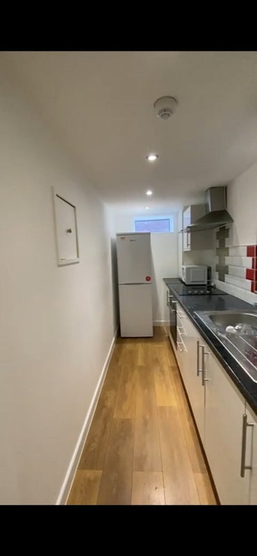 Room Ash Road in Leeds
