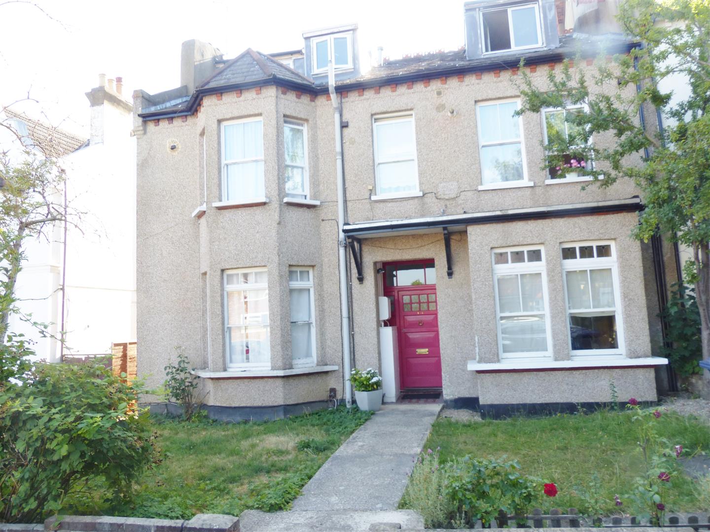 Flat Sunningfields Road in London