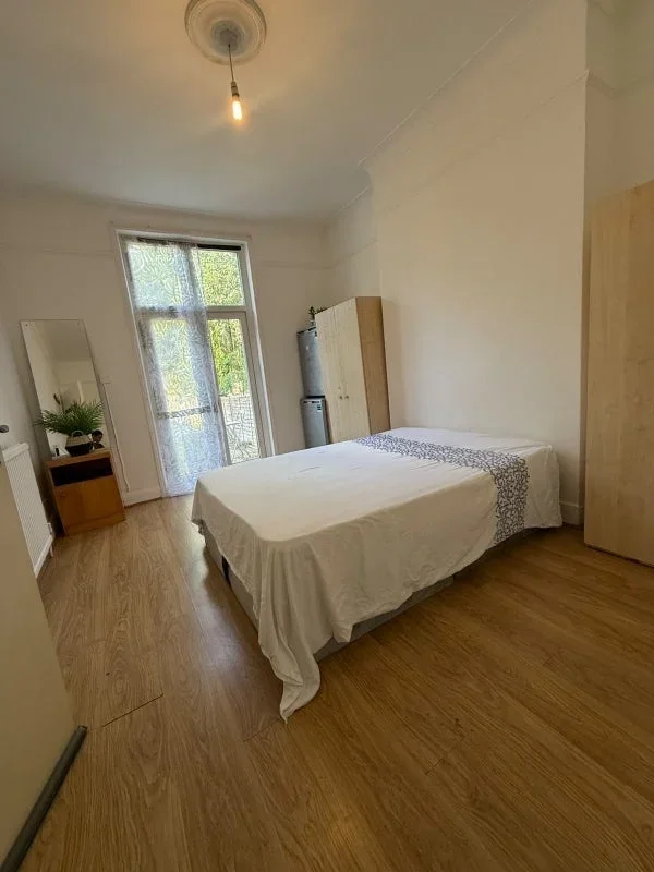 Room Verdant Lane in Greater London