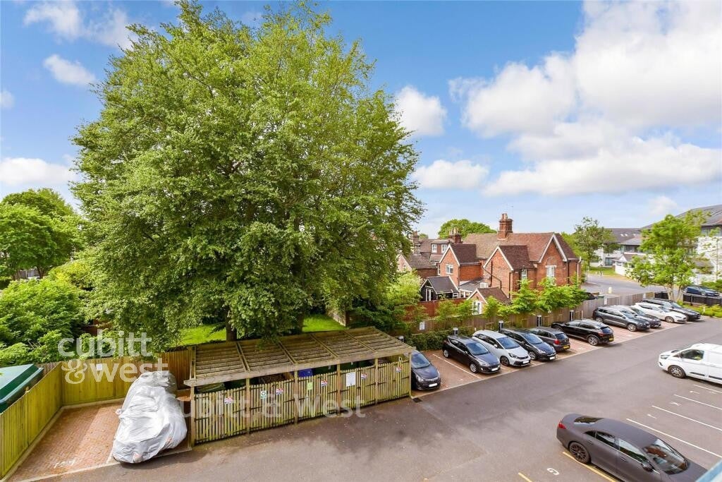 Flat Station Road in Tunbridge Wells