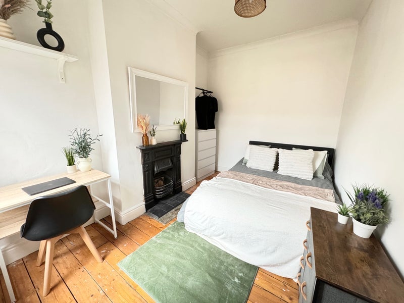Room Guildford Road in Salford