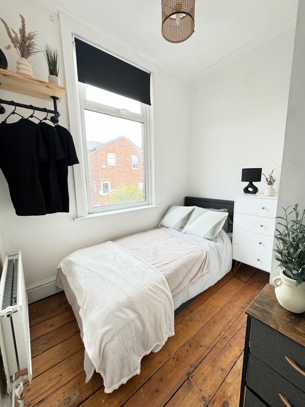 Room Guildford Road in Salford