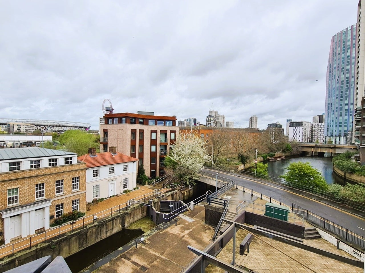 Flat High Street in Greater London