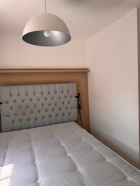 Room Robertson Street in Greater London