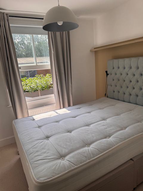 Room Robertson Street in Greater London
