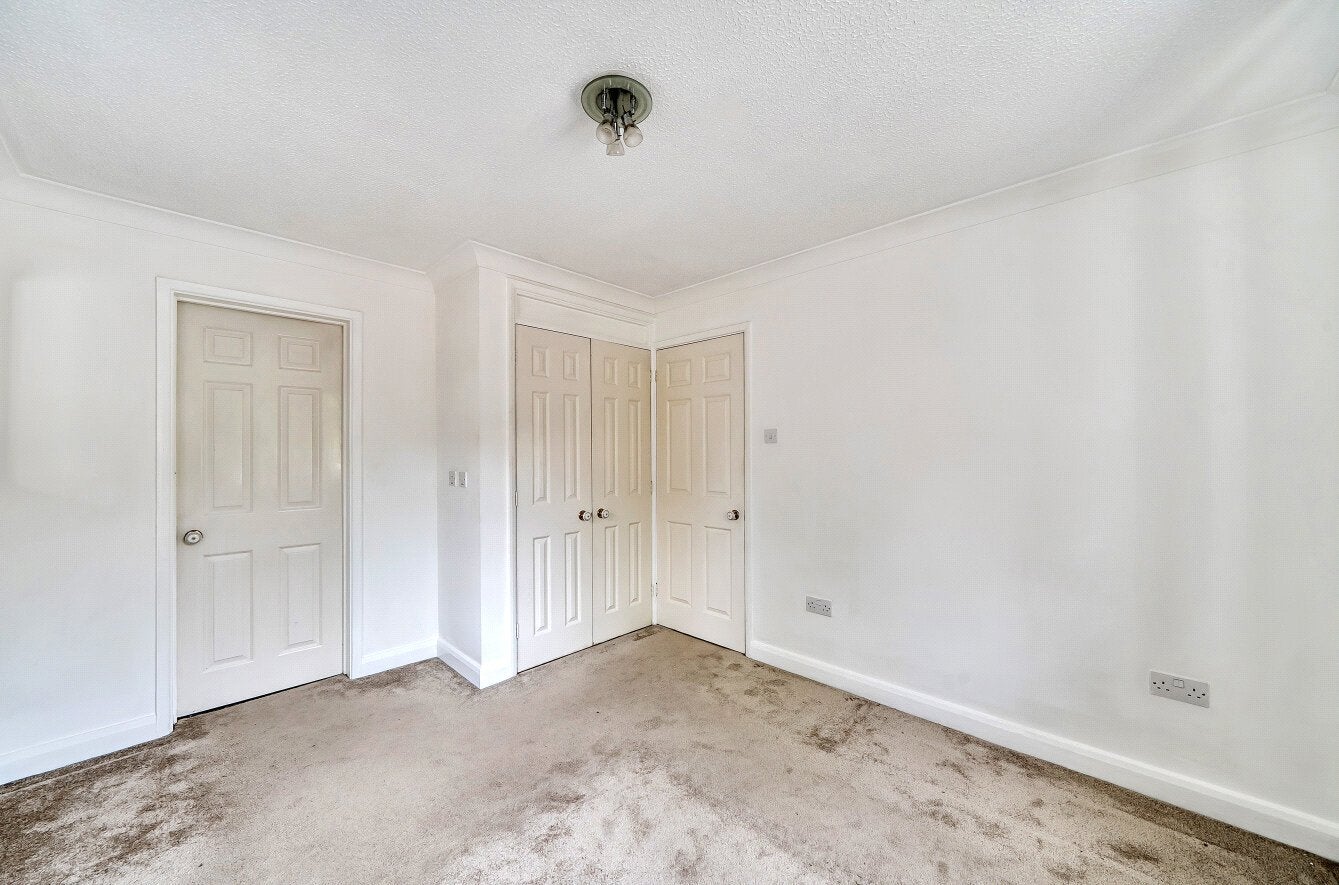 Flat Alsford Close in Surrey Heath