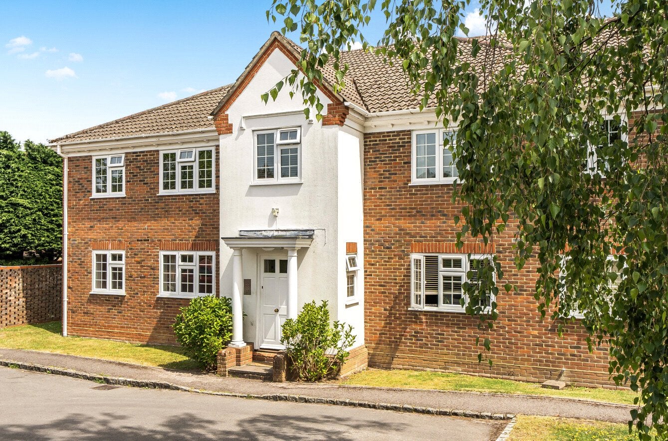 Flat Alsford Close in Surrey Heath