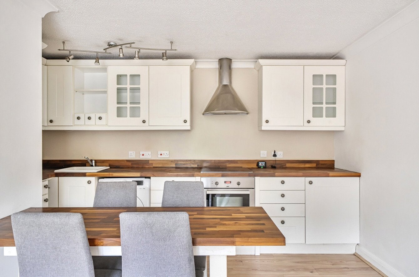 Flat Alsford Close in Surrey Heath