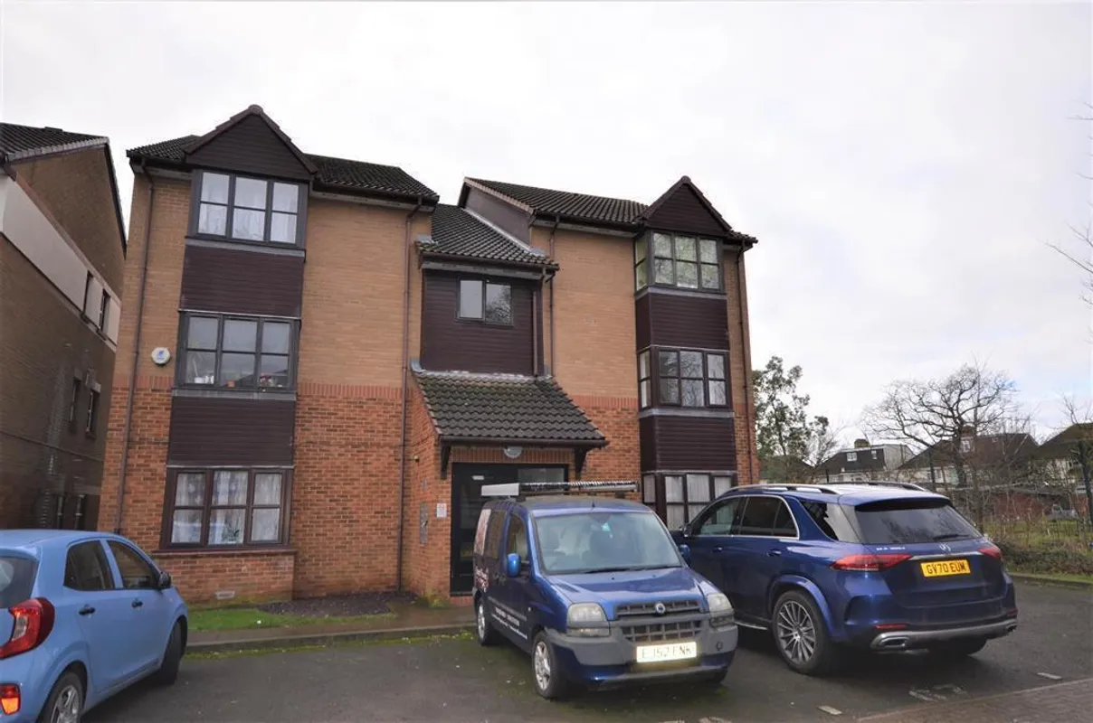 Flat Conifer Way in Greater London