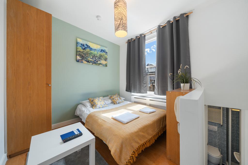Flat Fairholme Road in Greater London