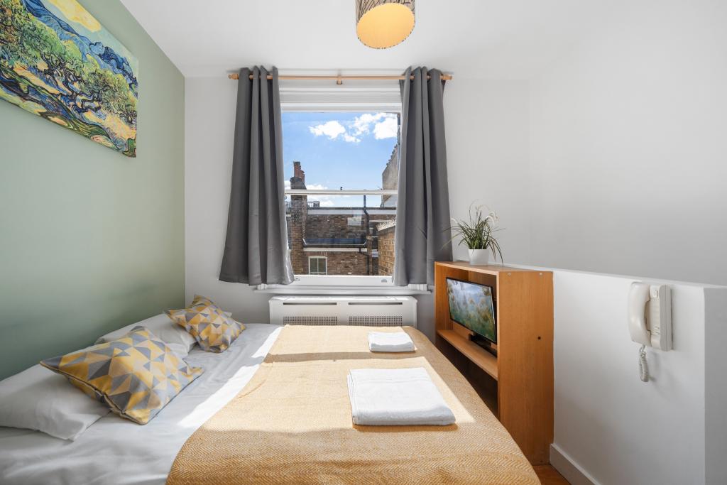 Flat Fairholme Road in Greater London