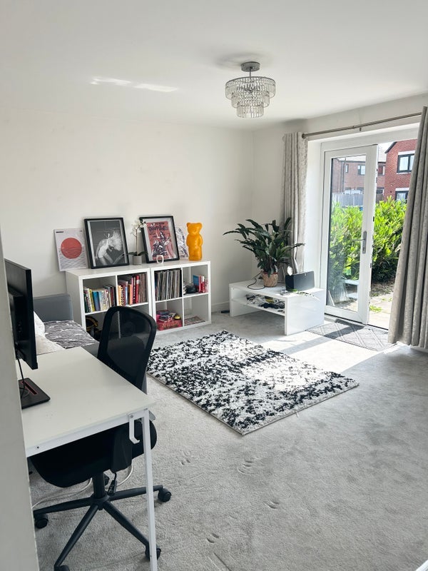 Room James Leach VC Road in Manchester