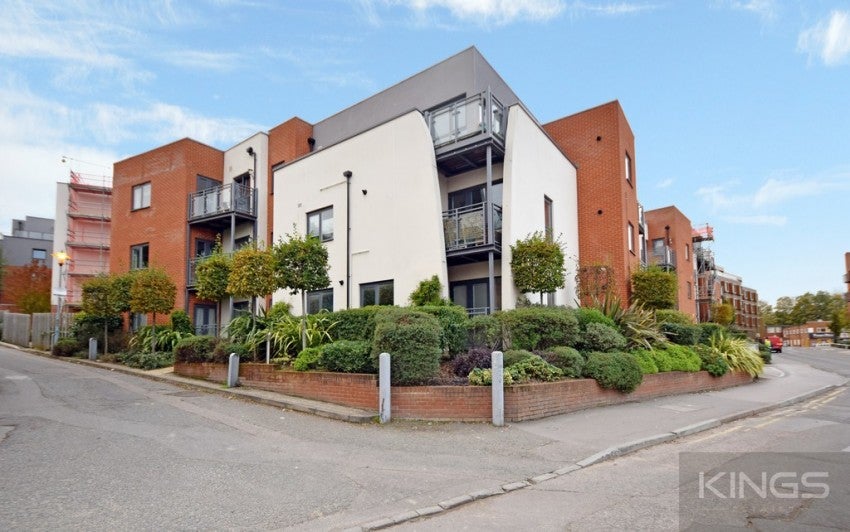 Flat Walnut Tree Close in Guildford
