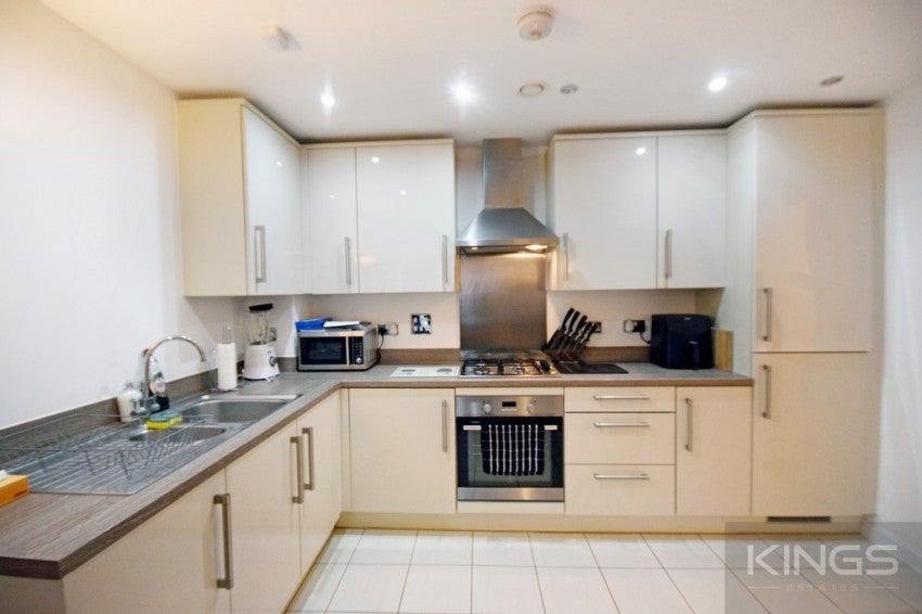 Flat Walnut Tree Close in Guildford