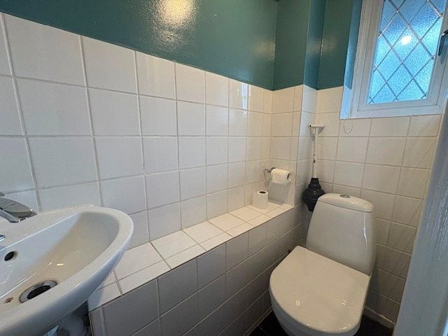House Ashdale Close in Staines-Upon-Thames