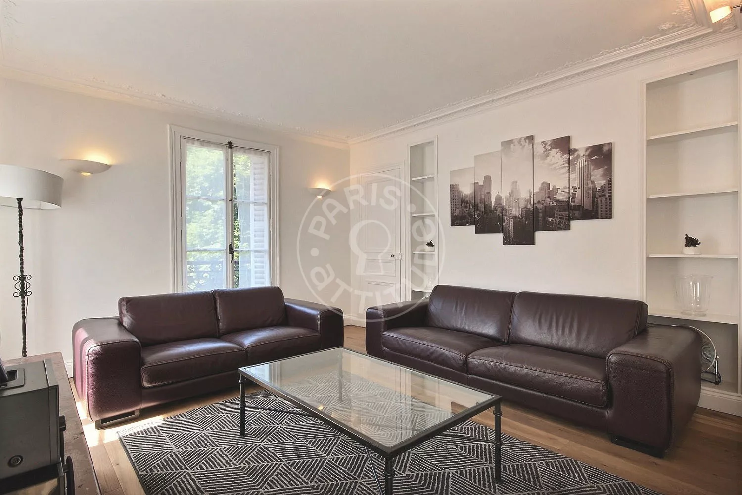 Flat Rue Chateaubriand in Paris