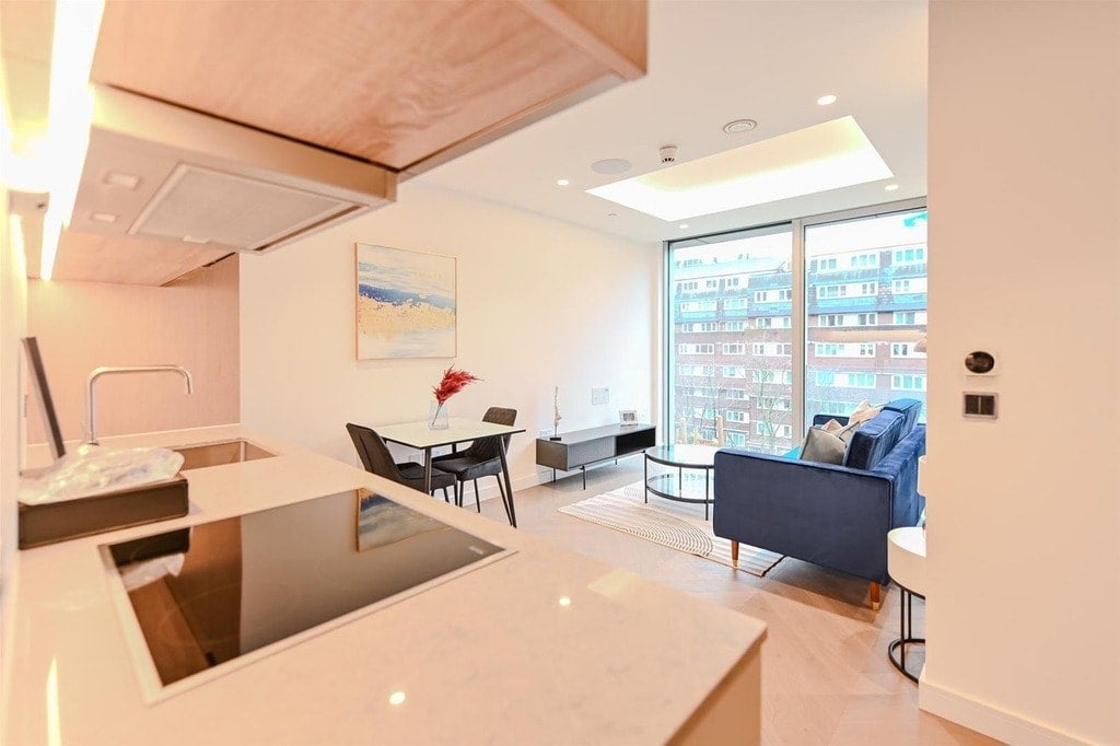 Flat Aldgate High Street in City of London