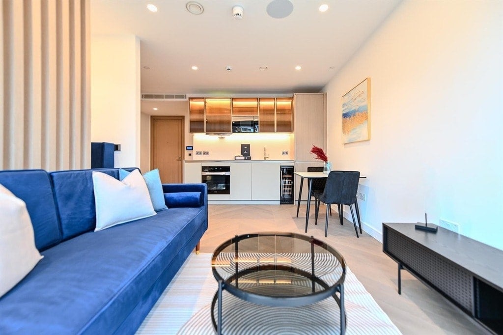 Flat Aldgate High Street in City of London