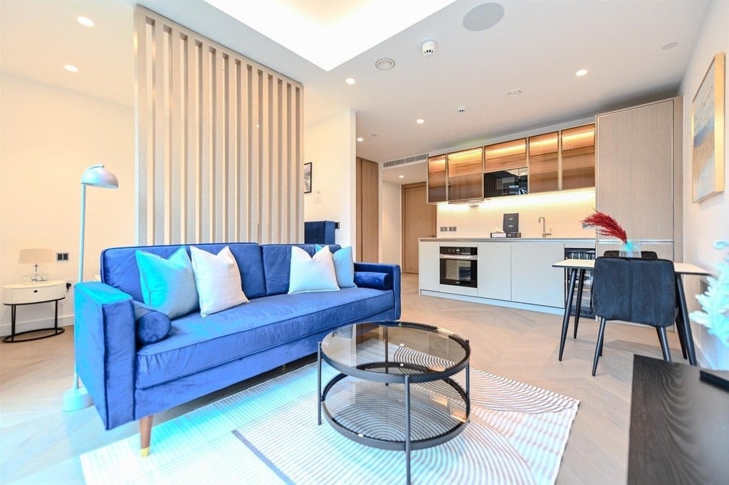 Flat Aldgate High Street in City of London