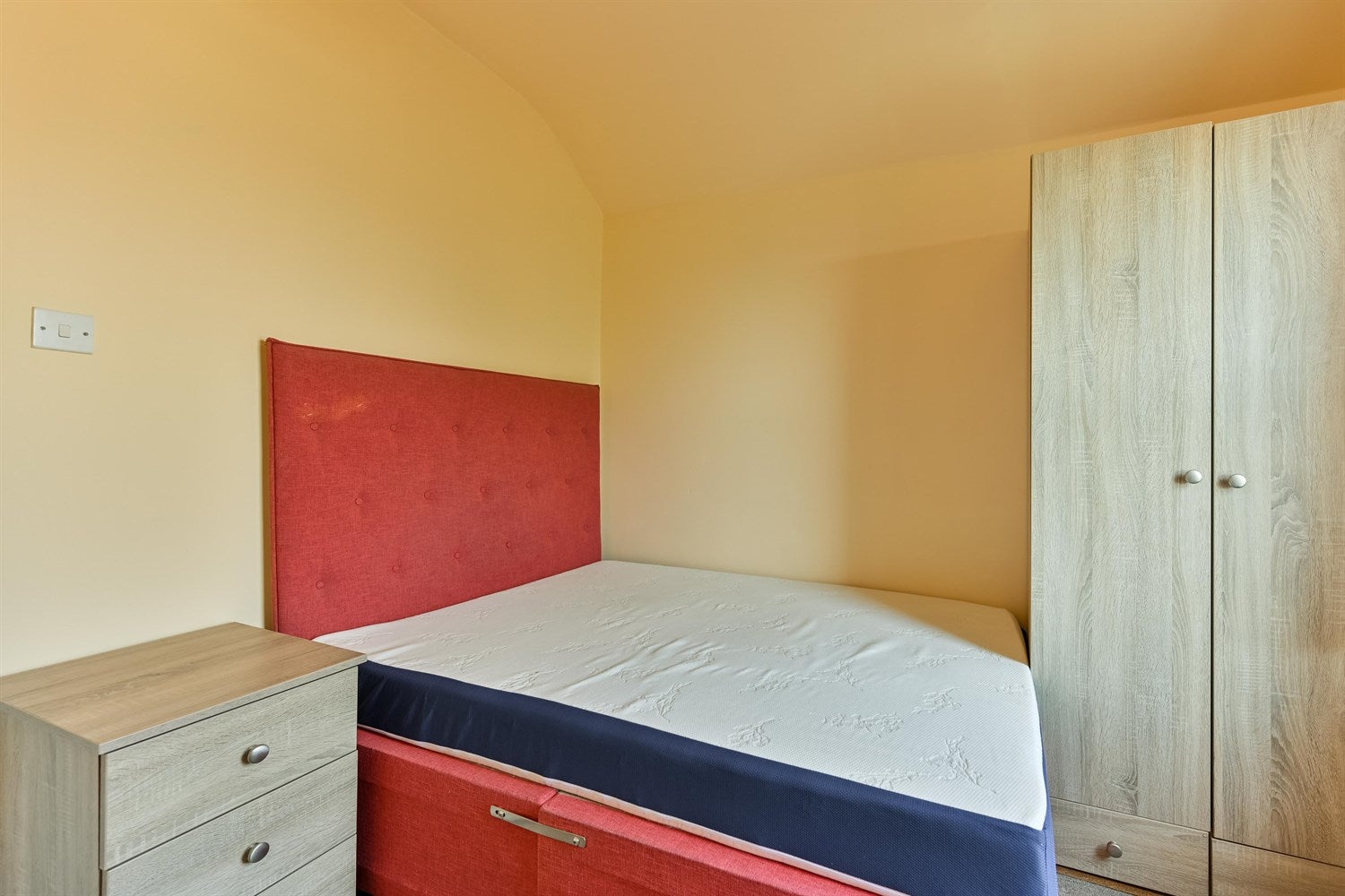 Room Waverley Road in Reading