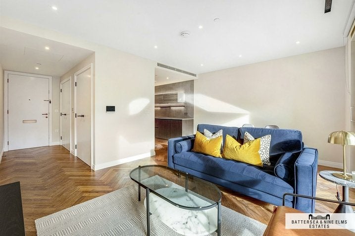 Flat Michael Road in Greater London