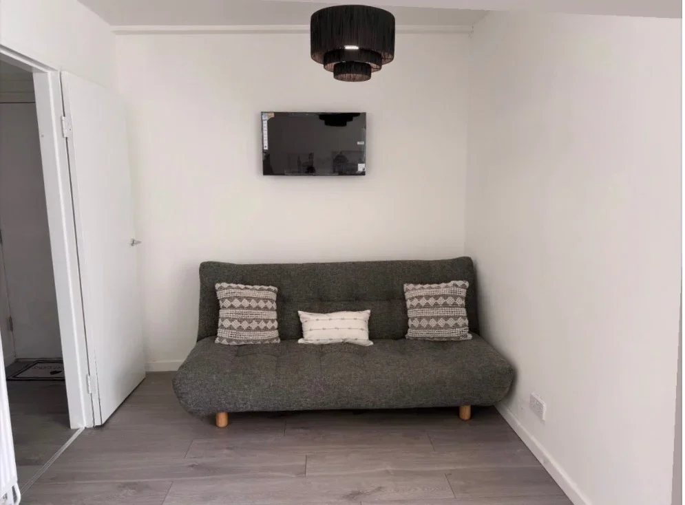 Flat Sylvan Road in Greater London