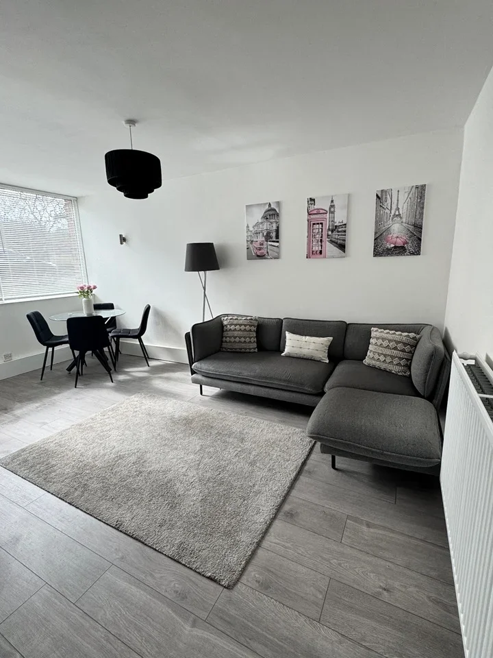 Flat Sylvan Road in Greater London