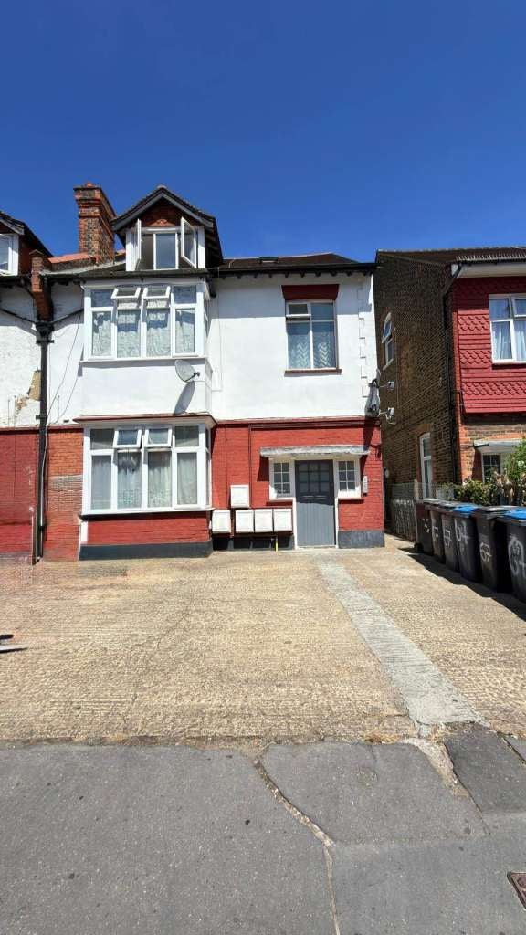 Flat Norbury Crescent in Greater London