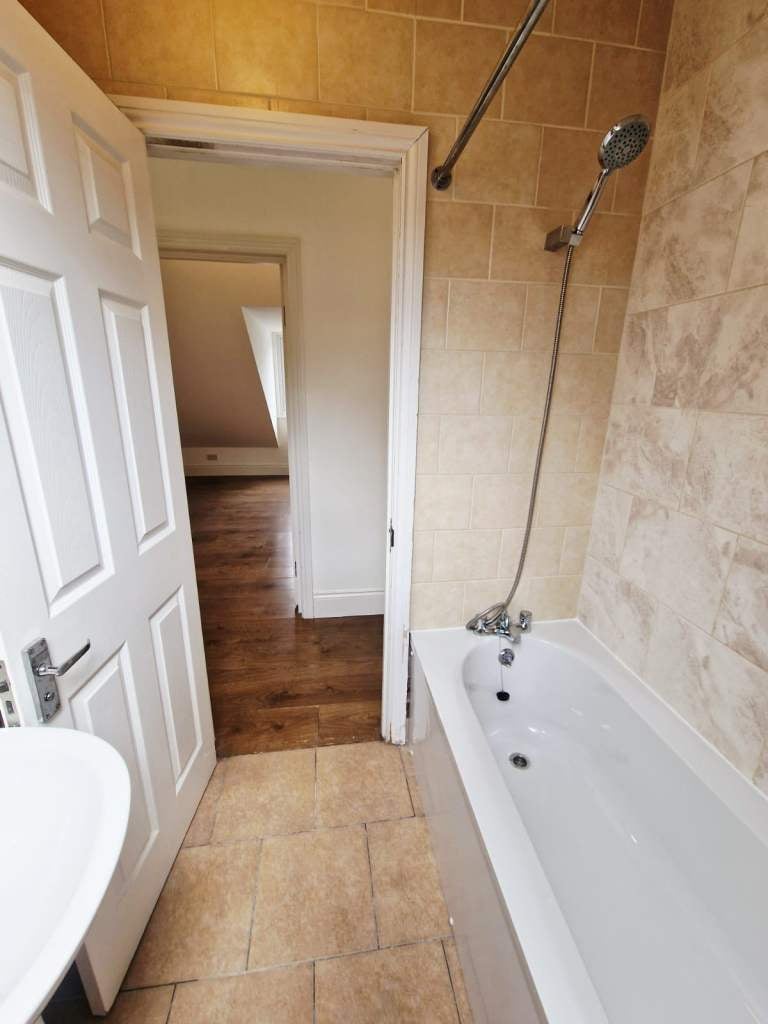 Flat Norbury Crescent in Greater London