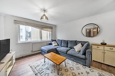 Flat Peckham Road in Greater London