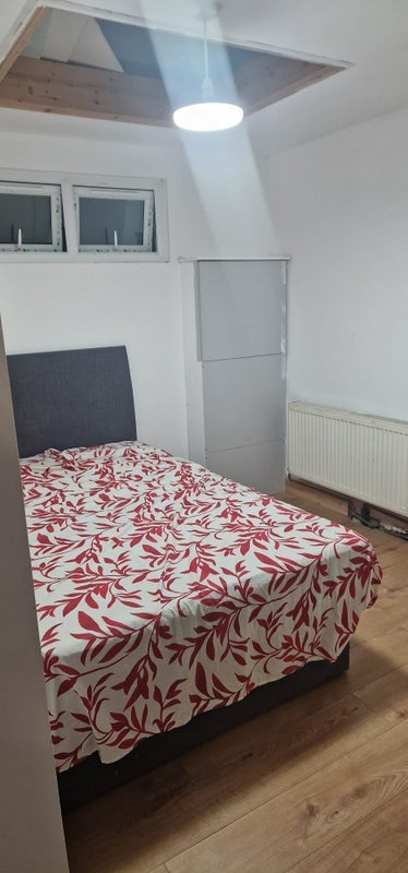 Room Dolphin Road in Slough