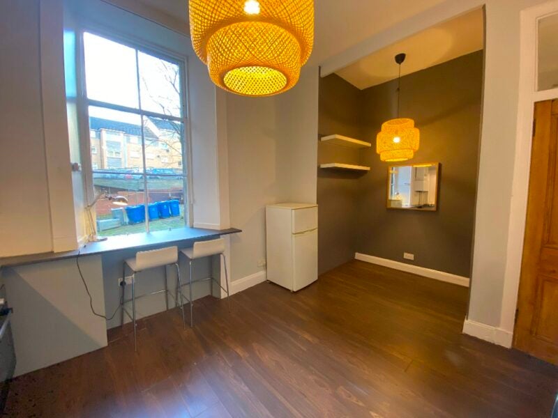 Flat Whitehill Street in Glasgow