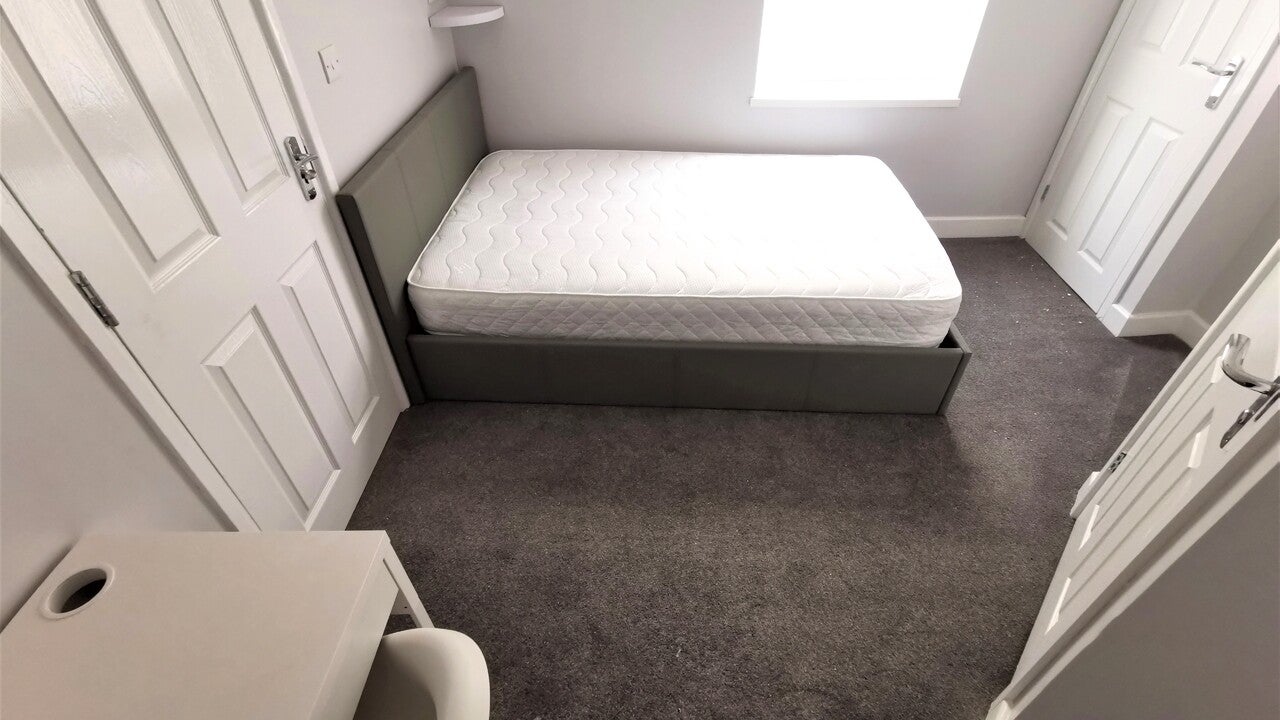 Room Wellington Street in Luton