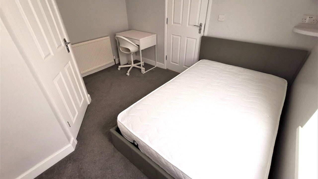 Room Wellington Street in Luton