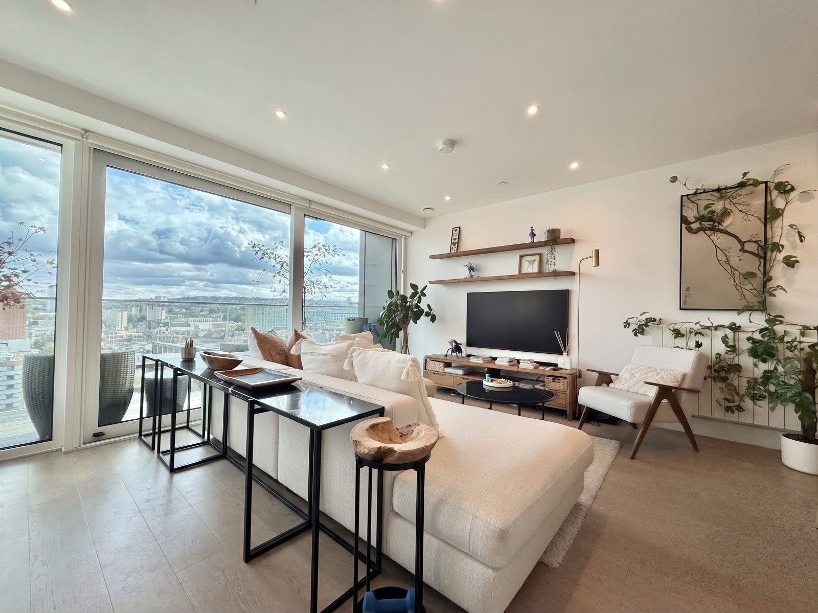 Flat Warren Lane in Greater London