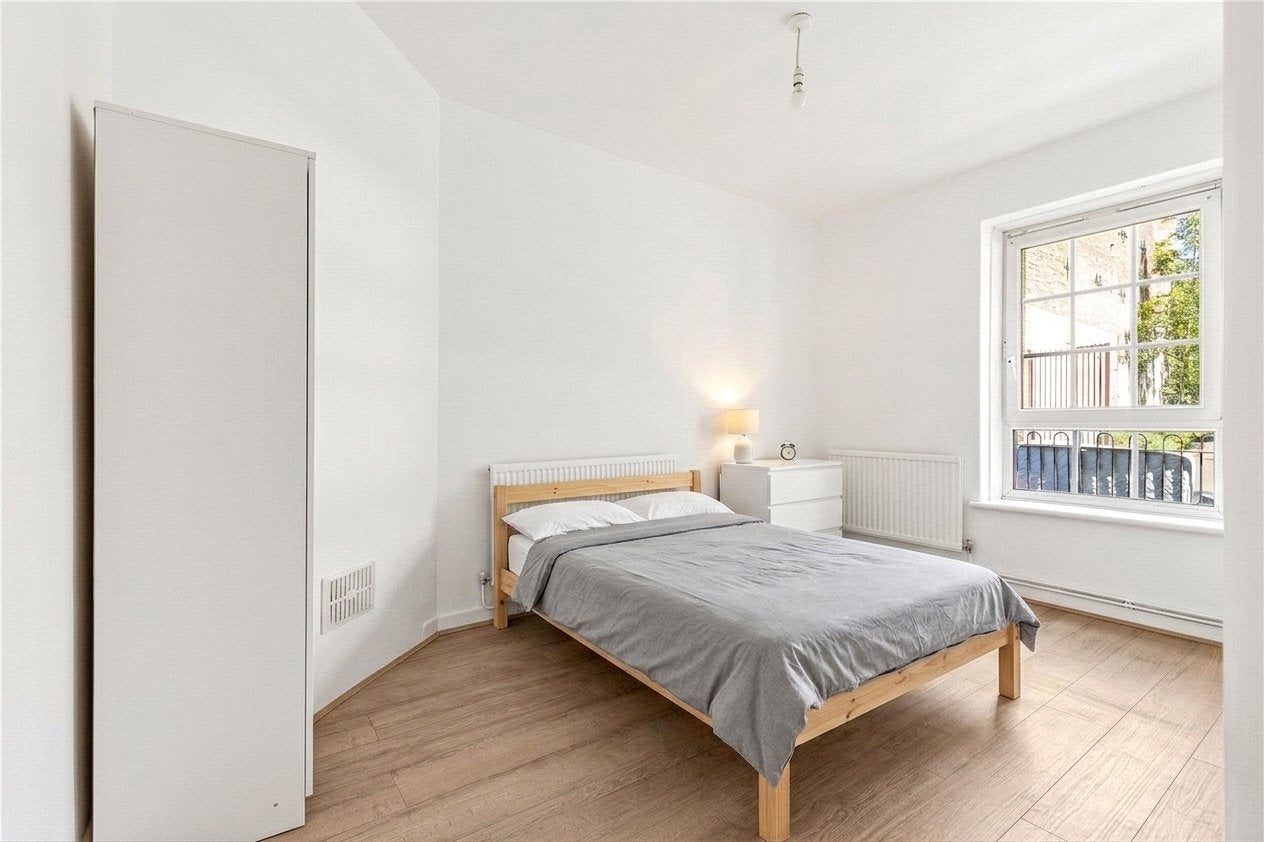 Flat Hanbury Street in Greater London
