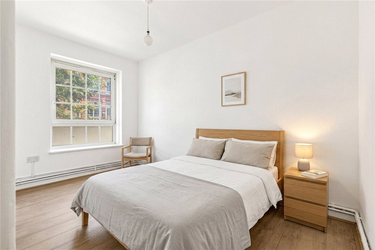 Flat Hanbury Street in Greater London