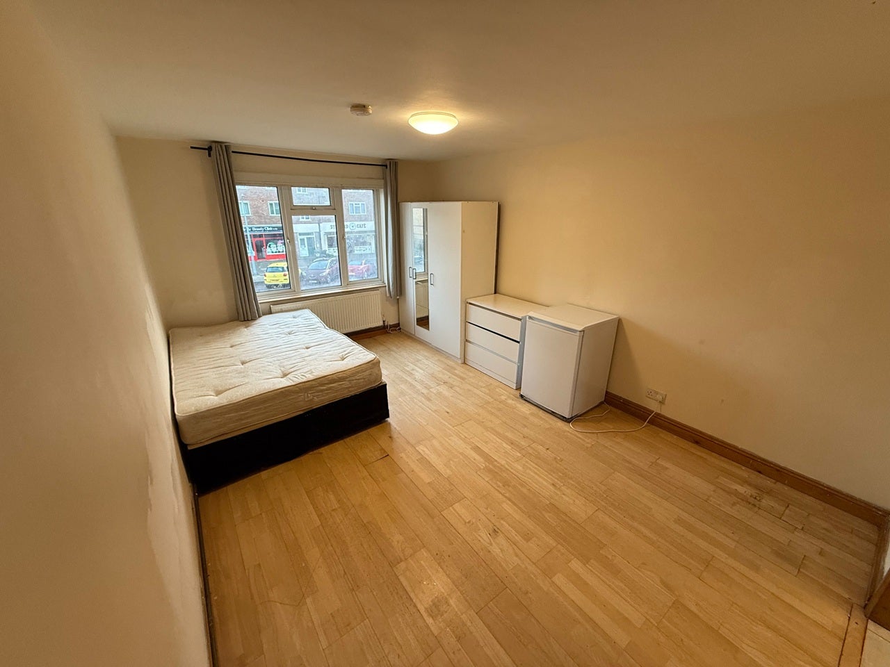 Flat Crammavill Street in Grays