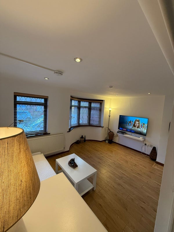 Room Dundee Road in Greater London