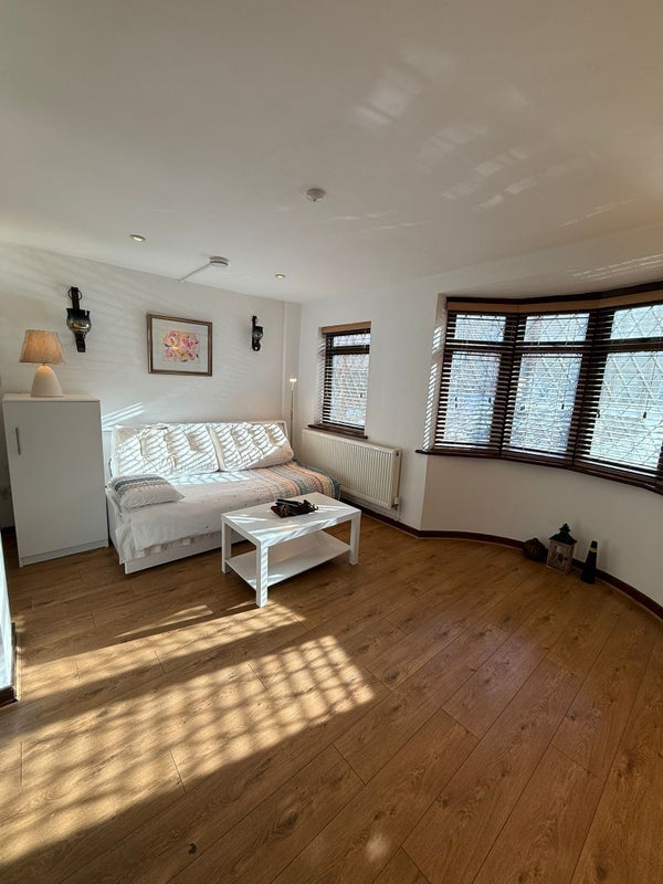 Room Dundee Road in Greater London