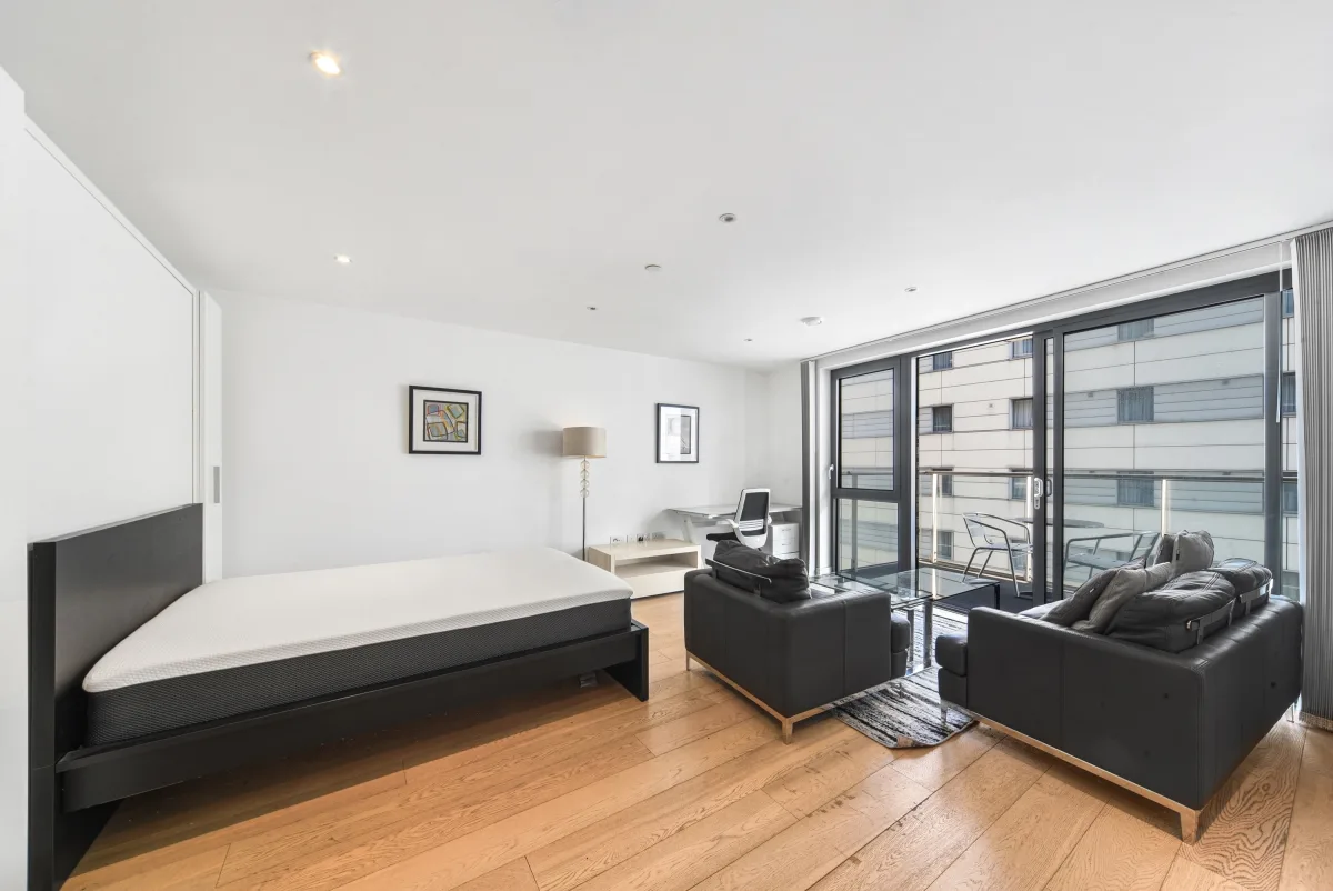 Flat Pomell Way in Greater London