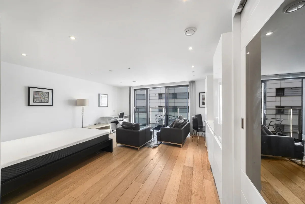 Flat Pomell Way in Greater London