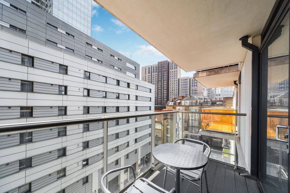 Flat Pomell Way in Greater London